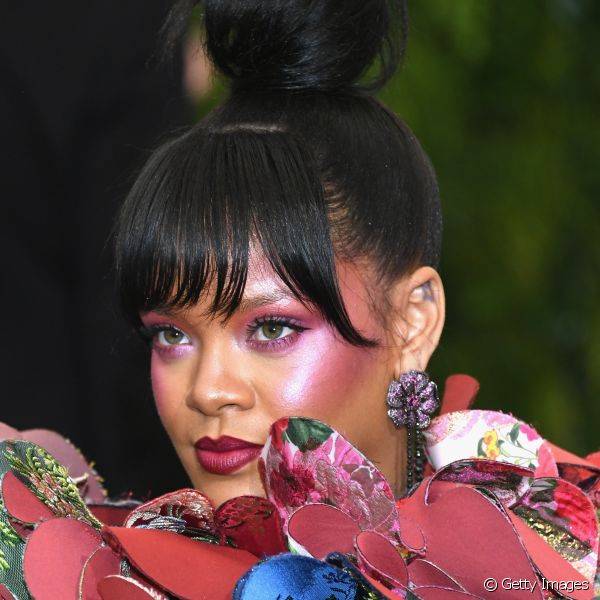 Rihanna usou e abusou do rosa na maquiagem para os olhos e rosto e l?bios bem marcados pelo batom vinho poderoso (Foto: Getty Images)